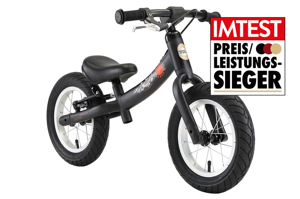 Schwarzes Kinder-K
Laufrad von Bikestar mit Preis-Leistungs-Sieger-Siegel von IMTEST in schräger Ansicht vor weißer Leinwand.