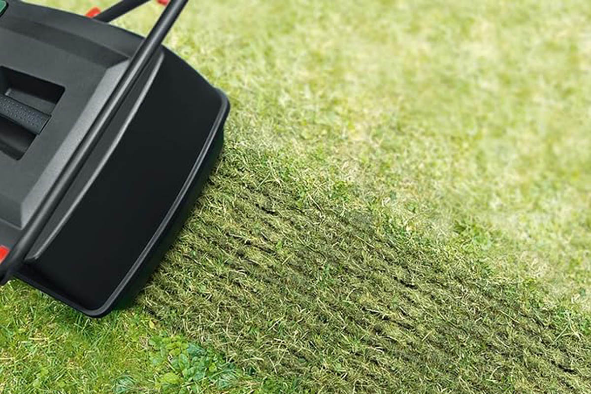 Der Bosch Elektrovertikutierer zieht Streifen in einen Rasen.