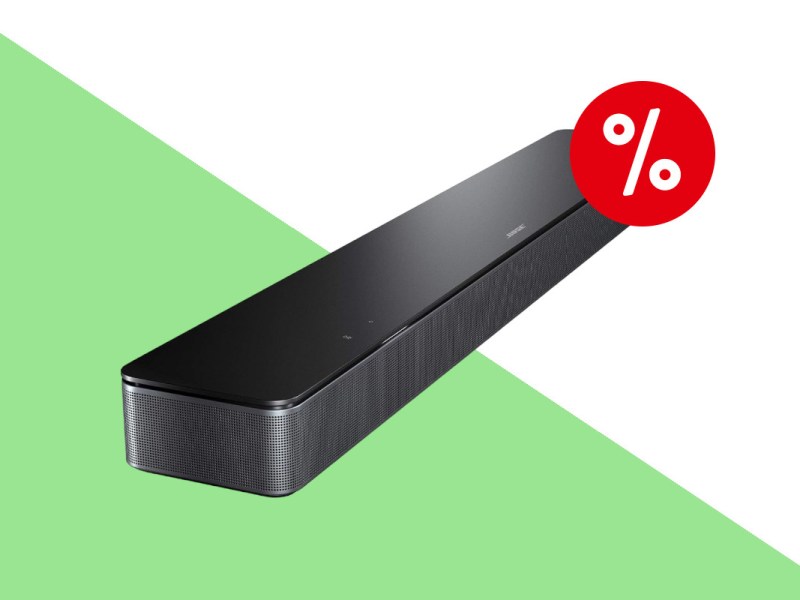 Schwarze lange Bose Soundbar 300 nach vorne ragend schräg von oben auf grün weißem Hintergrund mit rotem Prozentbutton oben rechts