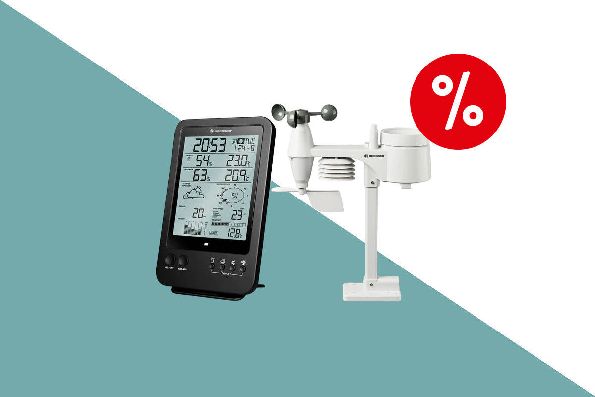 Schwarzes Gerät mit großem Schwarz weiß Display hochkant schräg von vorne, rechts daneben weiße Wetterstation auf türkis weißem Hintergrund mit rotem Prozentbutton oben rechts