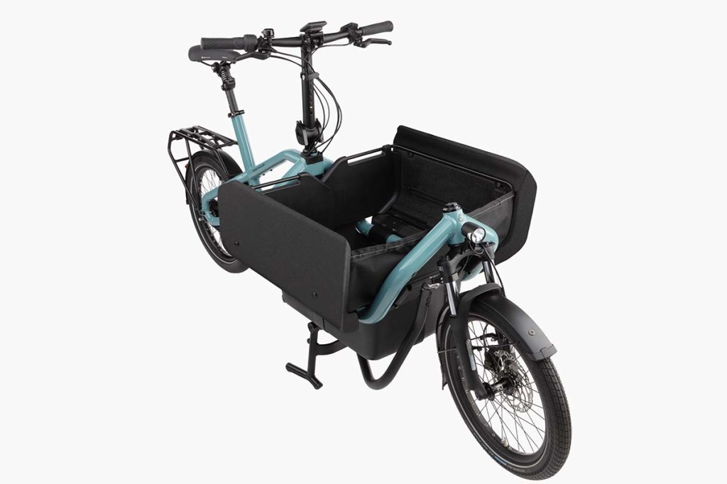 Productshot Cargo-E-Bike schräg von vorne mit geöffneter Gepäckbox
