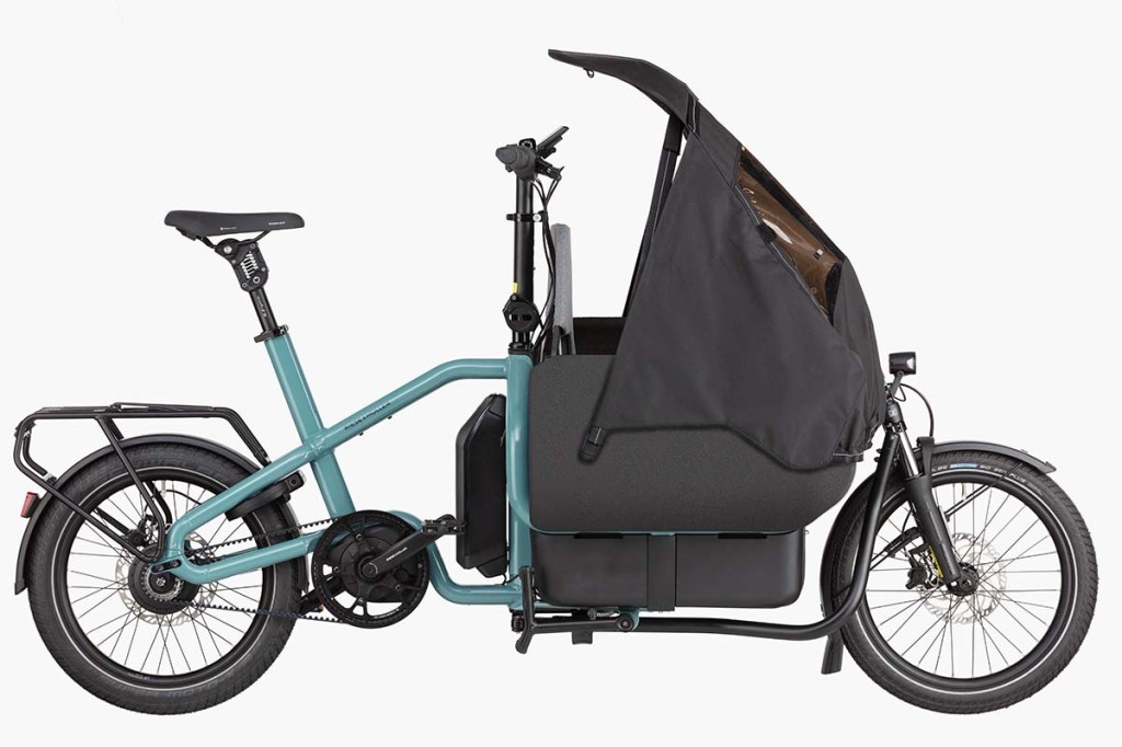 Productshot Cargo-E-Bike von der Seite inklusive Verdeck für Kindersitze