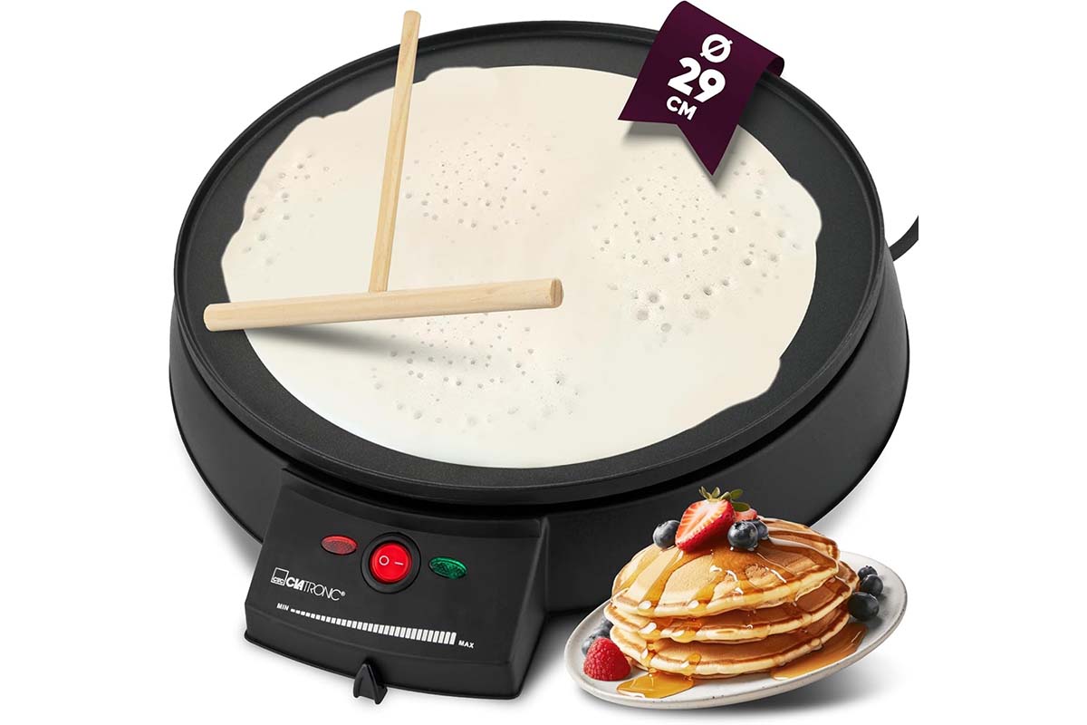 Productshot Crepemaker, daneben ein Teller mit Pancakes