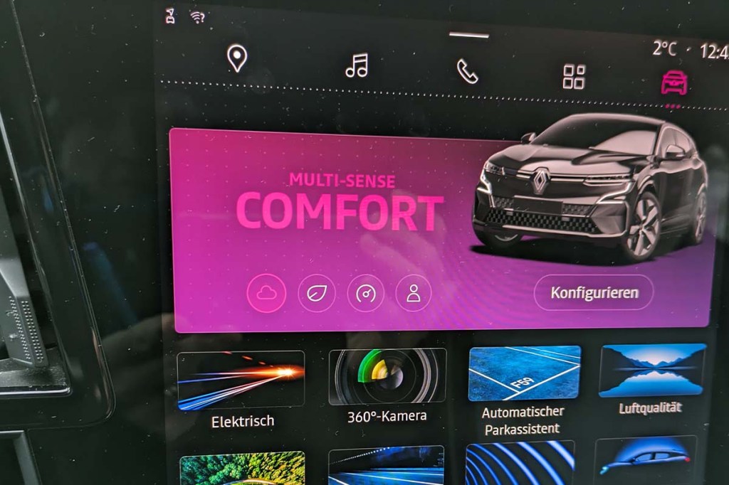 Multifunktionsdisplay in einem Auto, zeigt die Einstellung des Fahrmodus
