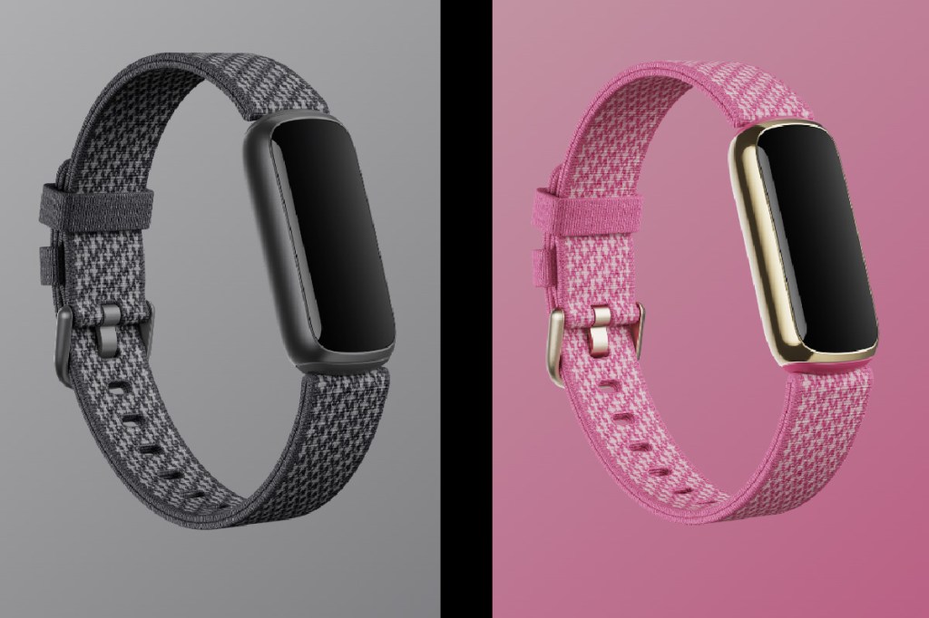 Der Fitnesstracker Fitbit Luxe in zwei Versionen mit verschiedenen Armbändern: grau und pink.