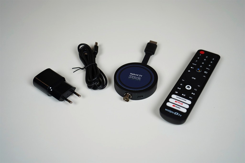 Netzteil, Netzkabel, TV-Stick und Fernbedienung gehören zum Lieferumfang des Freenet TV Hybrid TV Stick.