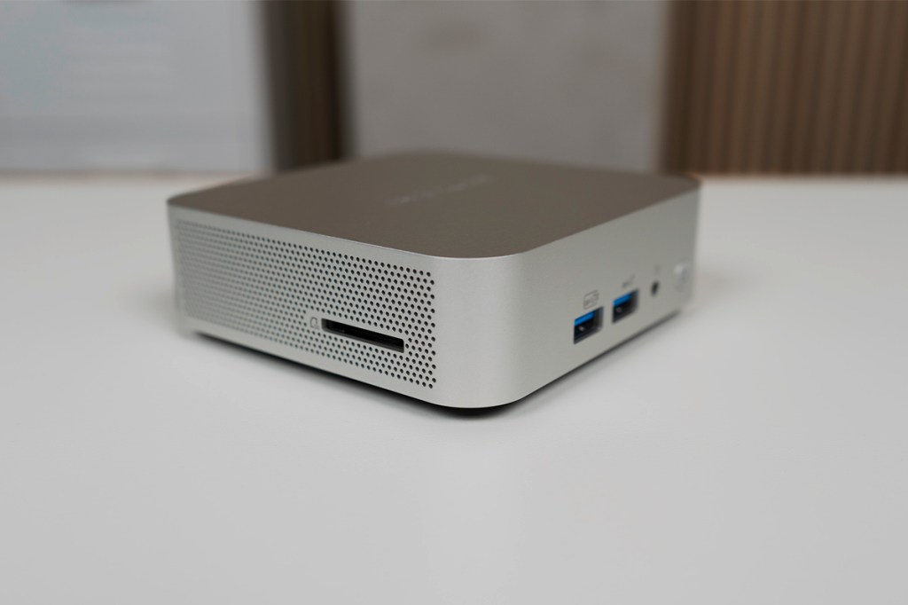 Der Mini-PC Geekom A7 steht auf einer weißen Tischplatte.