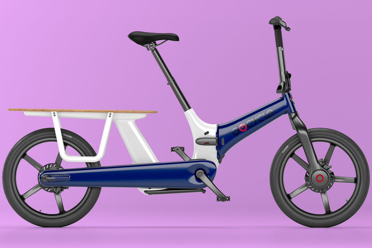 E-Cargo-Bike Gocycle CXi in den Farben Blau und weiß vor rosa Hintergrund.