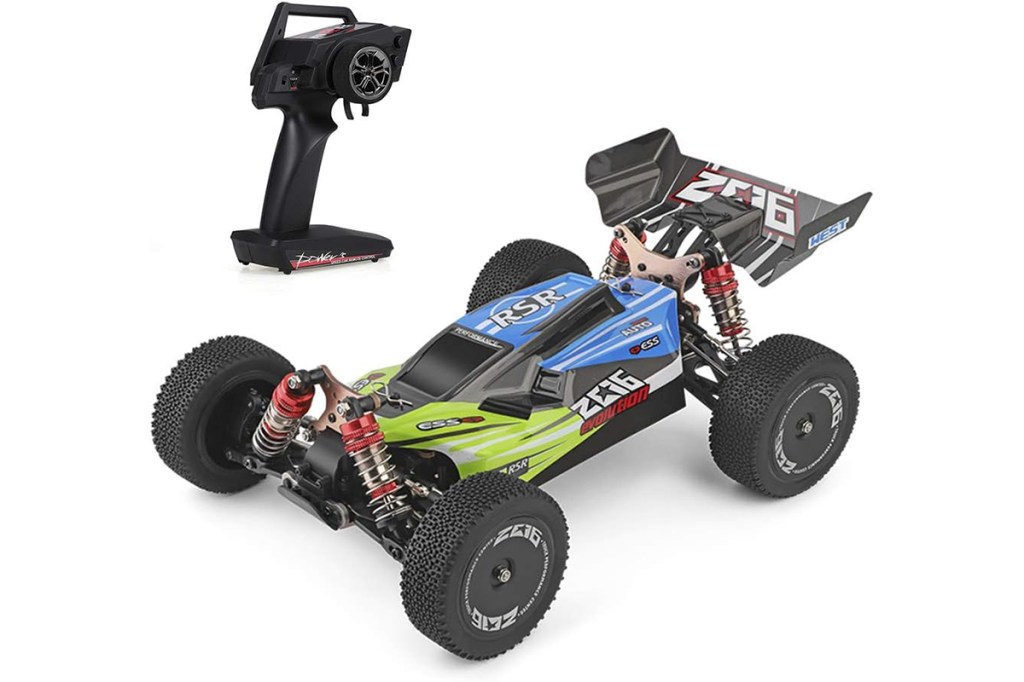 Der offroad-Buggy WlToys 144001 von oben fotografiert, das Fahrzeug hat große Stollenreifen, große Federn und ein grün-blaue verkleidetes Chassis.