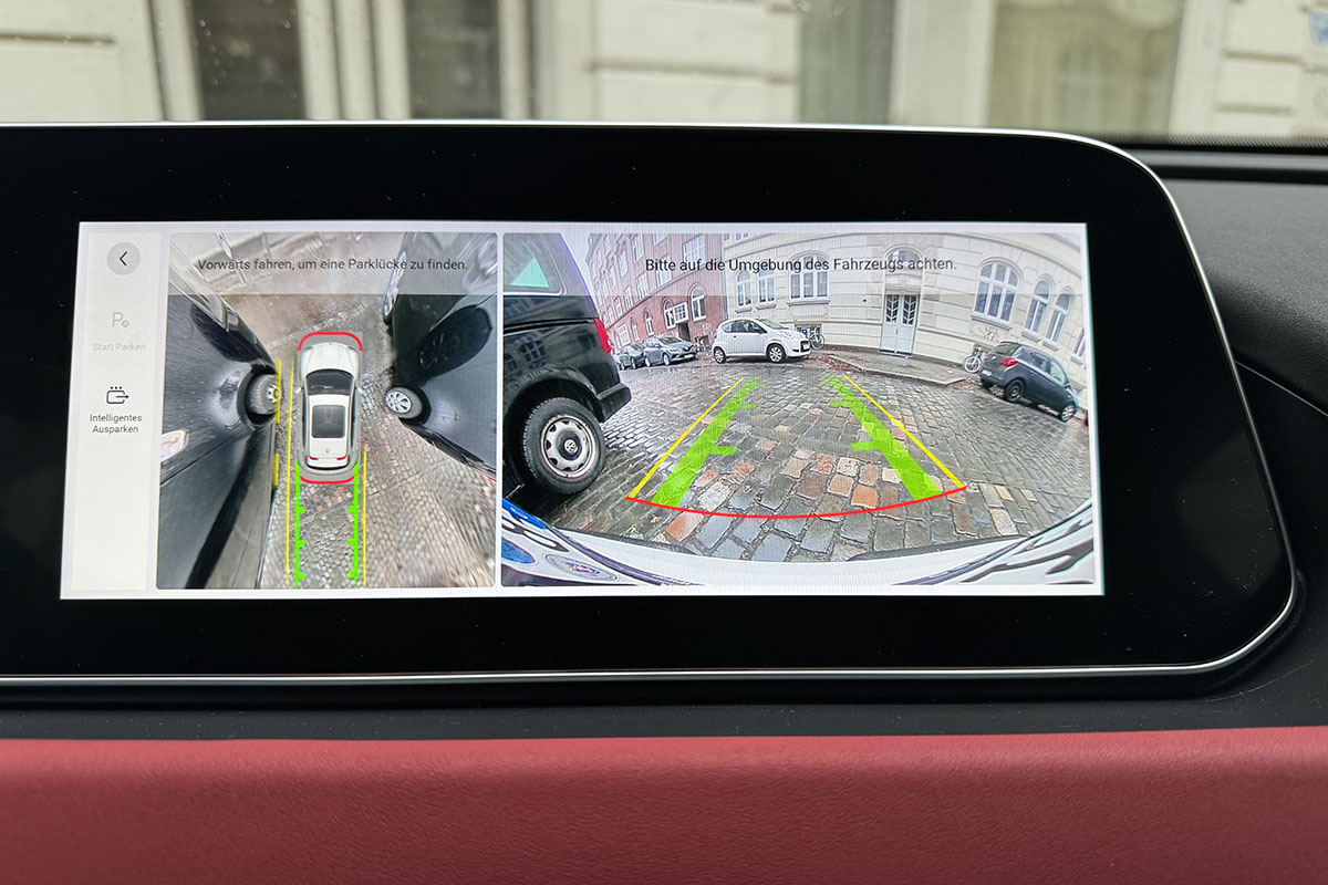 Infotainment-Display im E-Auto GWM Ora 03 GT: In der Anzeige ist in einem Splitscreen ein Umgebungsbild des Wagens zu sehen, dass die Kamera eingefangen hat.