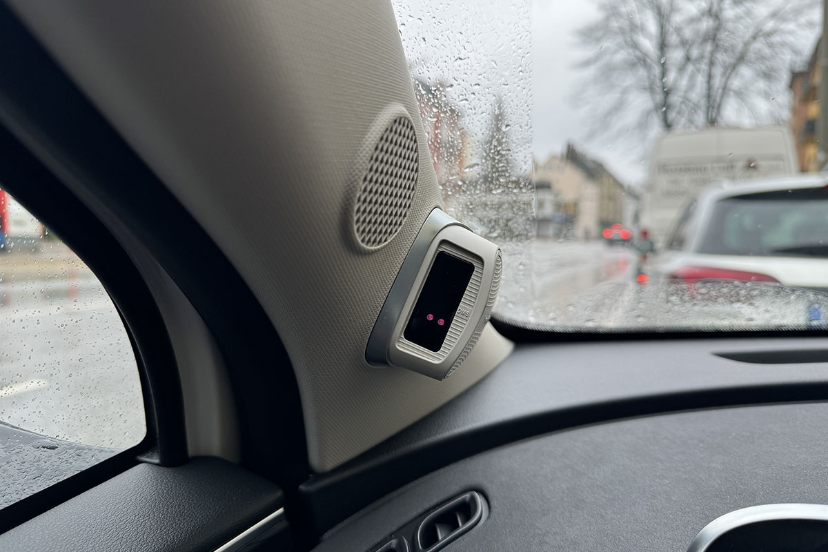 Detailansicht Innenraum des E-Autos GWM Ora 03 GT. Kamera für Fahrerüberwachung.