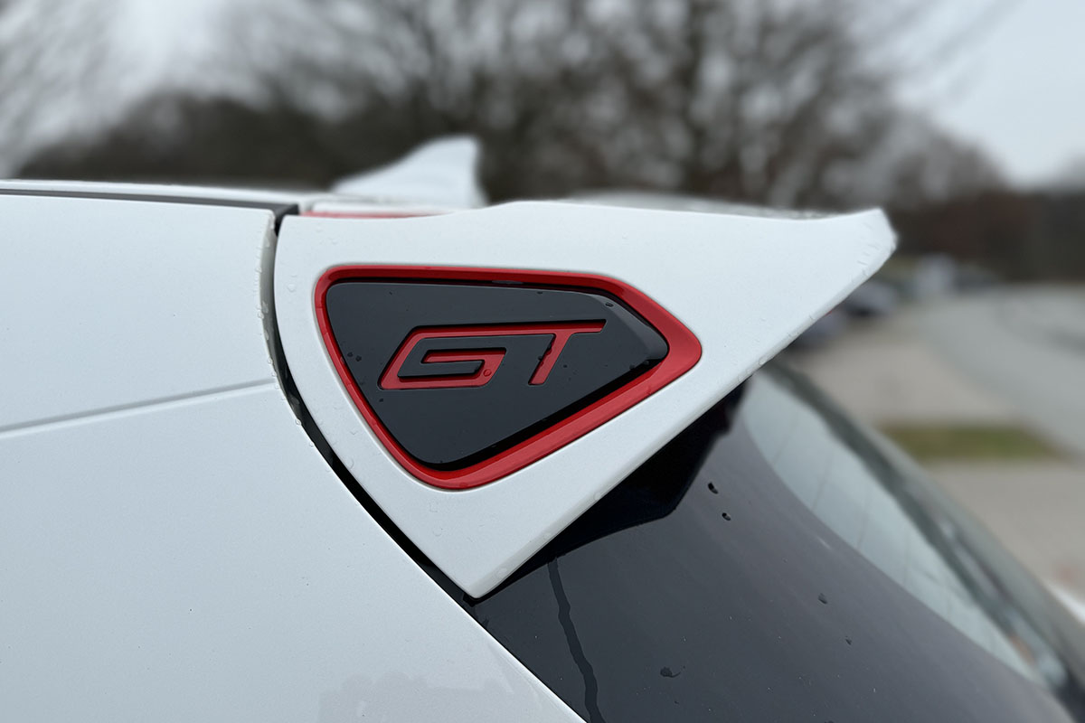 Detailaufnahme des E-Autos GWM Ora 03 GT, die das GT-Logo am Dach zeigt.