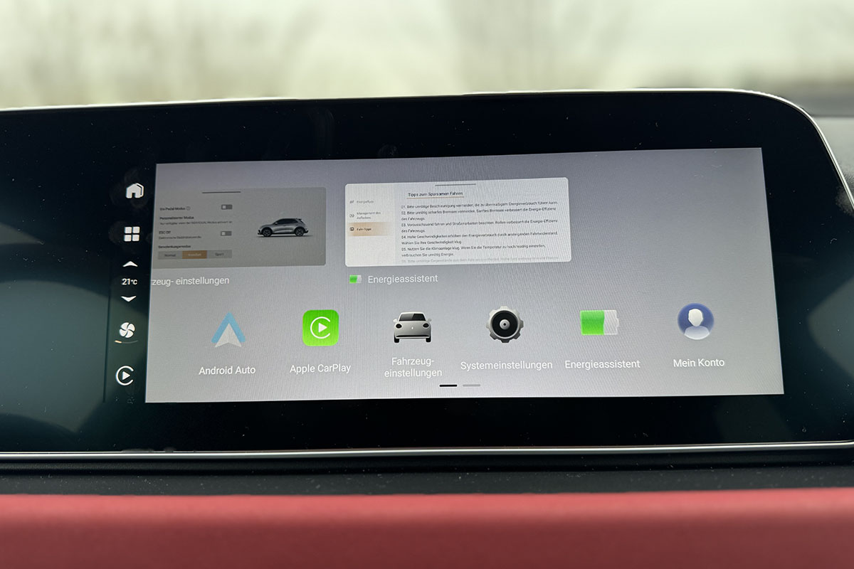 Infotainment-Display im E-Auto GWM Ora 03 GT: In der Anzeige ist das Hauptmenü der Software zu sehen.