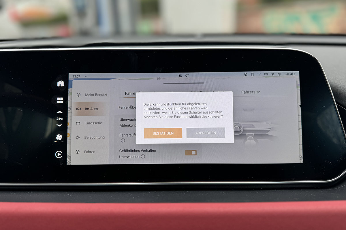 Infotainment-Display im E-Auto GWM Ora 03 GT: In der Anzeige sind einige Sicherheitseinstellungen zu sehen.