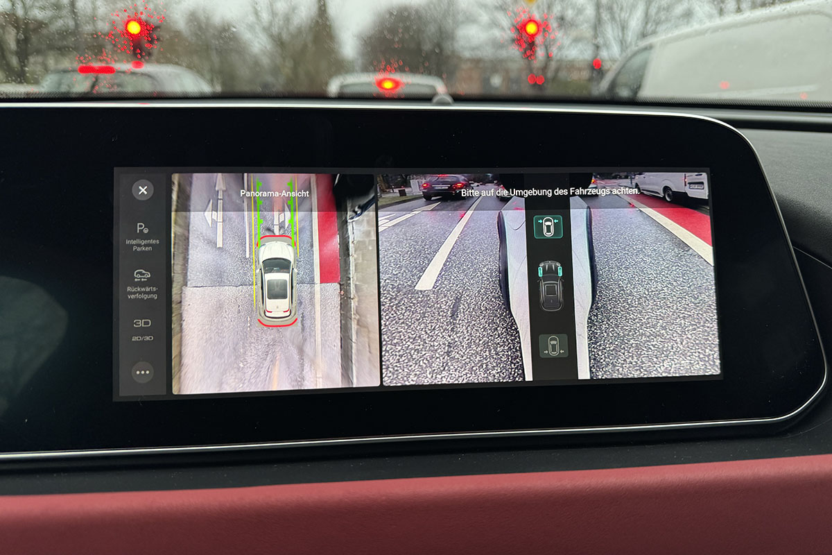 Detailansicht auf das Infotainment-Display im E-Auto GWM Ora 03 GT mit Anzeige des Kamerabilder vor, hinter, und neben dem Fahrzeug.