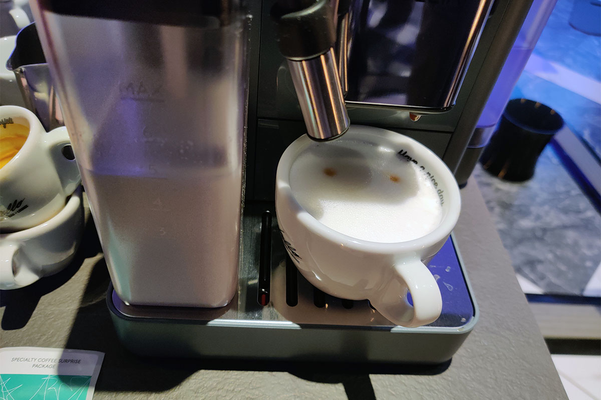 Der Rivelia Kaffeevollautomat bereitet einen Cappuccino zu.