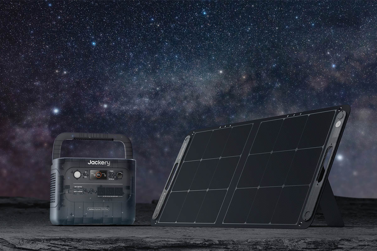 Die neue Jackery Galaxy 1000 Plus mit Solarpanel vor einem Nachthimmel mit Sternen.