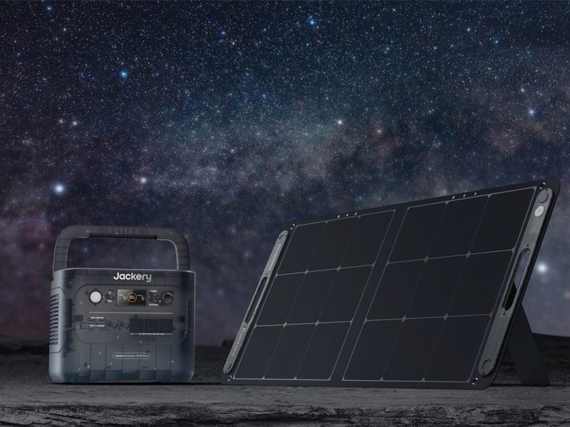 Die neue Jackery Galaxy 1000 Plus mit Solarpanel vor einem Nachthimmel mit Sternen.