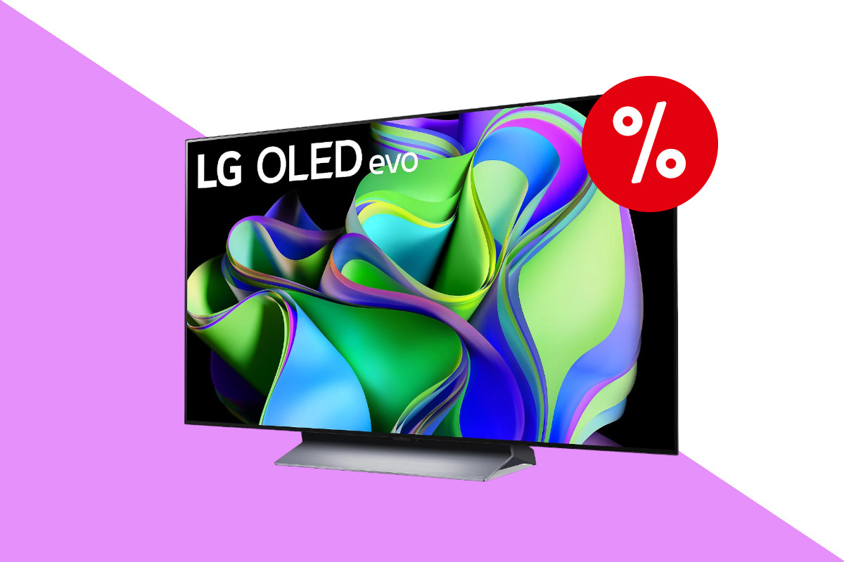 LG OLED TV schräg von vorne auf silbernerm Standfuss zeigt neonbunte Farbschleifen auf Schwarz; TV auf pink weißem Hintergrund mit rotem Prozentbutton oben rechts