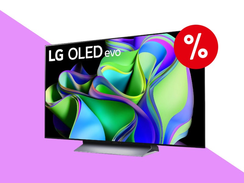 LG OLED TV schräg von vorne auf silbernerm Standfuss zeigt neonbunte Farbschleifen auf Schwarz; TV auf pink weißem Hintergrund mit rotem Prozentbutton oben rechts