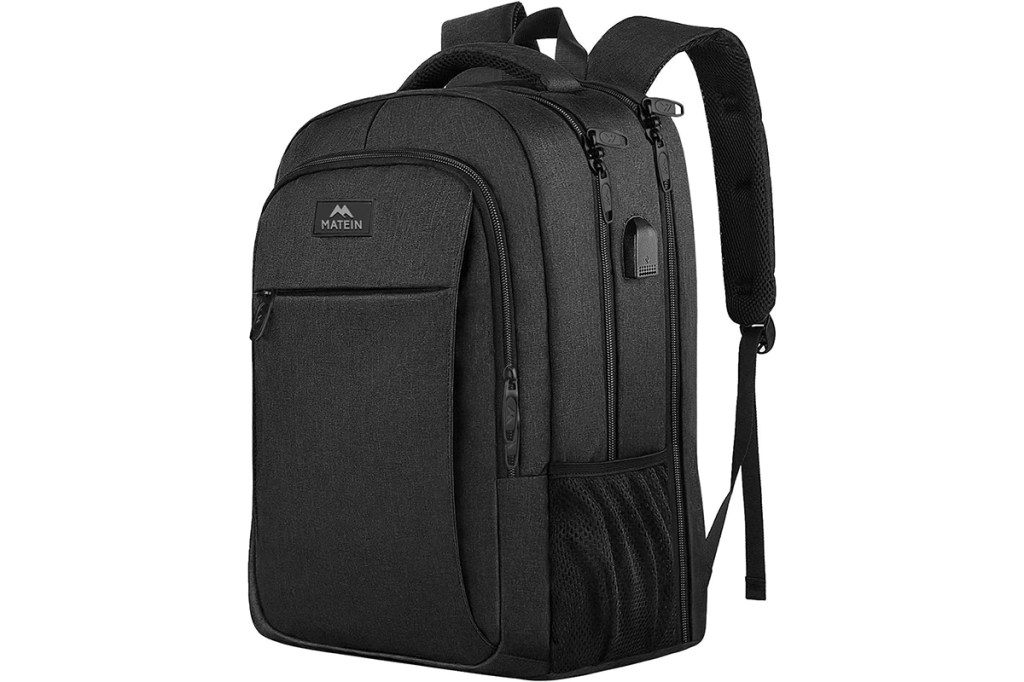 Der schwarze Matein-Rucksack von der Seite fotografiert.