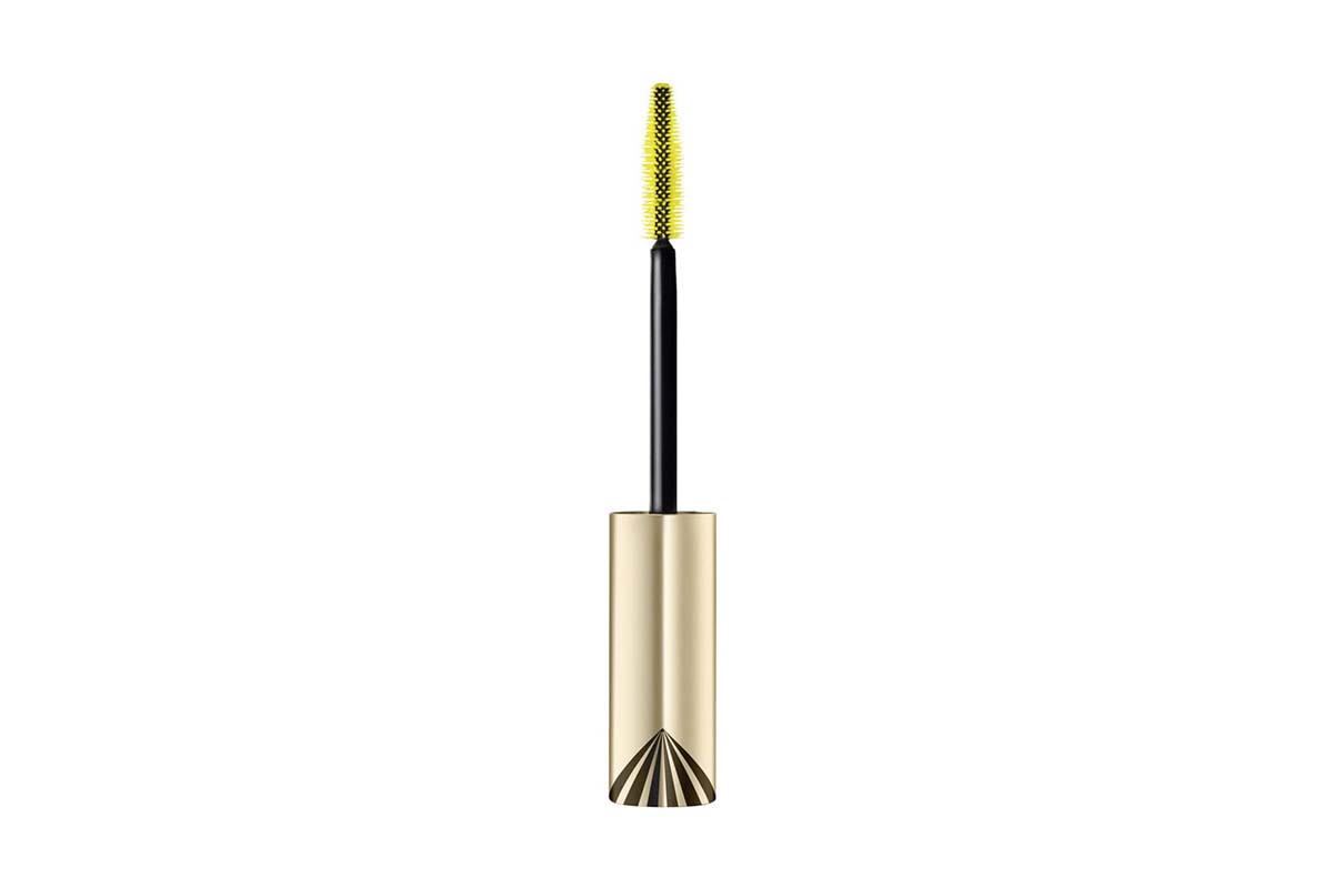 Productshot Mascara mit goldenem Griff und gelber Bürste