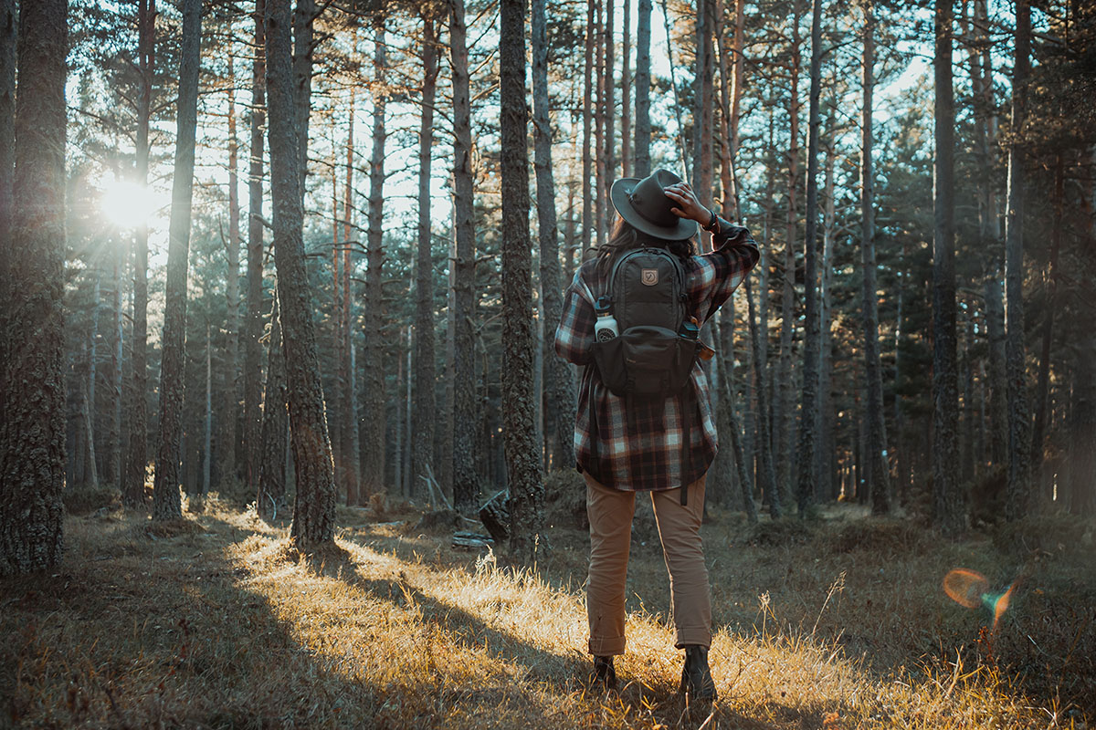 Frau im Wald mit Outdoor Ausrüstung
