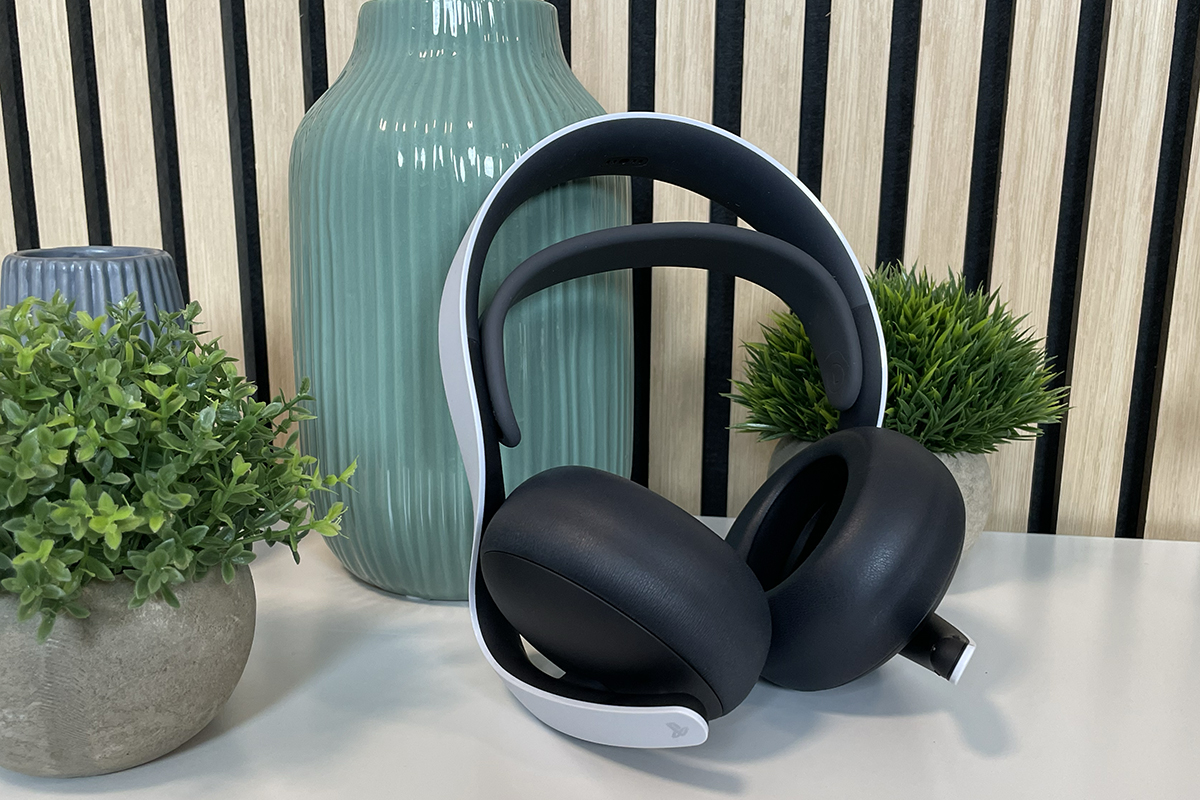 Das Pulse Elite Headset vor Vasen Fotografiert