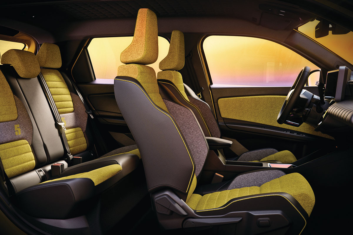 Bild auf Vorder- und Rücksitze im E-Auto Renault 5 E-Tech Electric.
