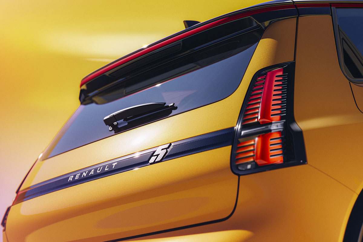 Detailaufnahme Rückseite mit Rücklichtern eines gelben Renault 5 E-Tech Electric in Studiokulisse.