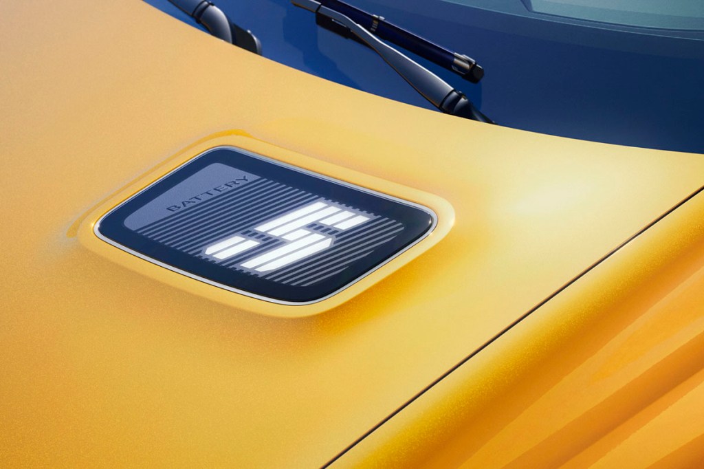 Detailaufnahme der Motorhaube beim E-Auto Renault 5 E-Tech Electric, das eine von außen sichtbare Ladestandsanzeige zeigt.