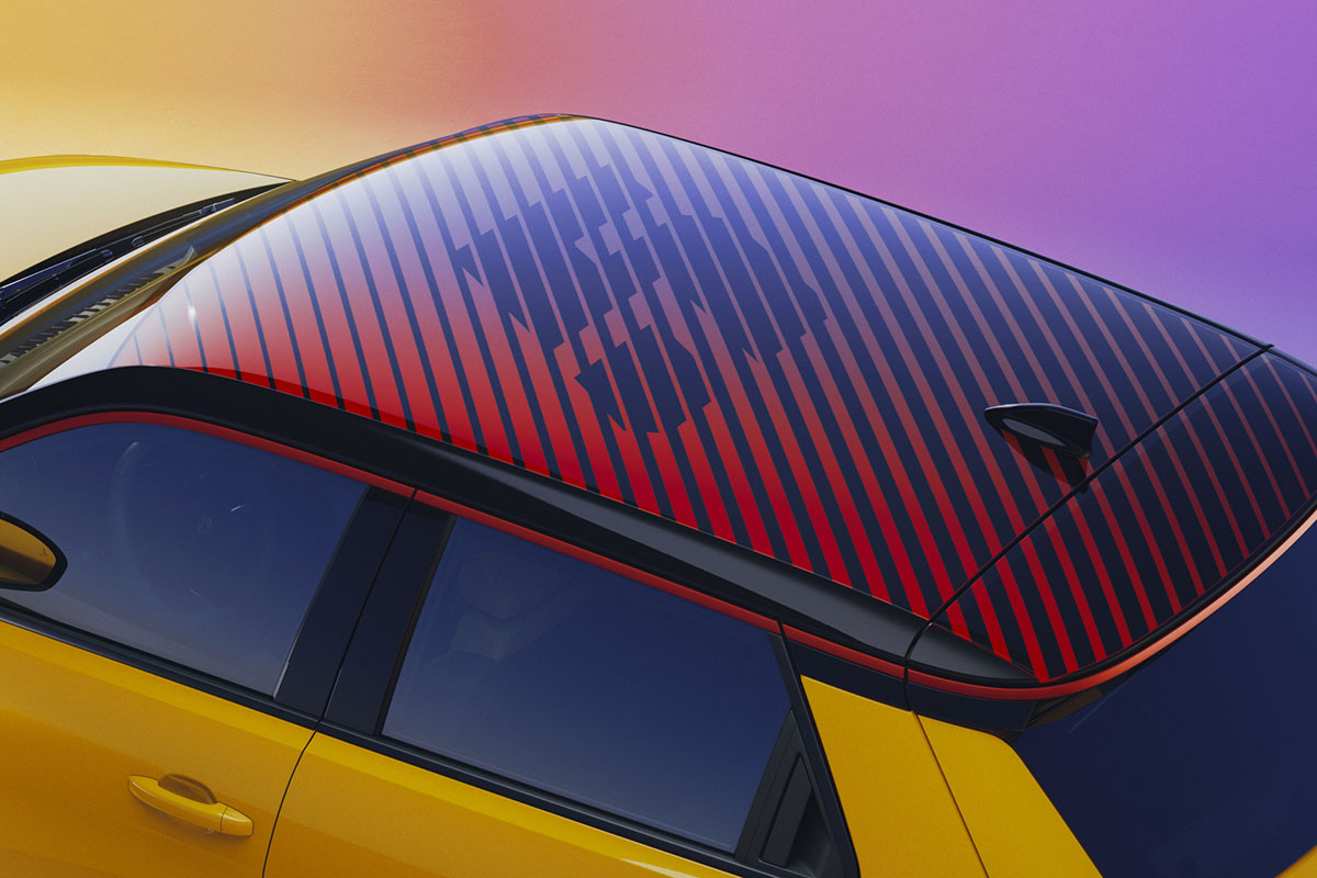 Gelbes E-Auto Renault 5 E-Tech Electric mit in rot abgesetzem Dach aus Vodel perspektive fotografiert.