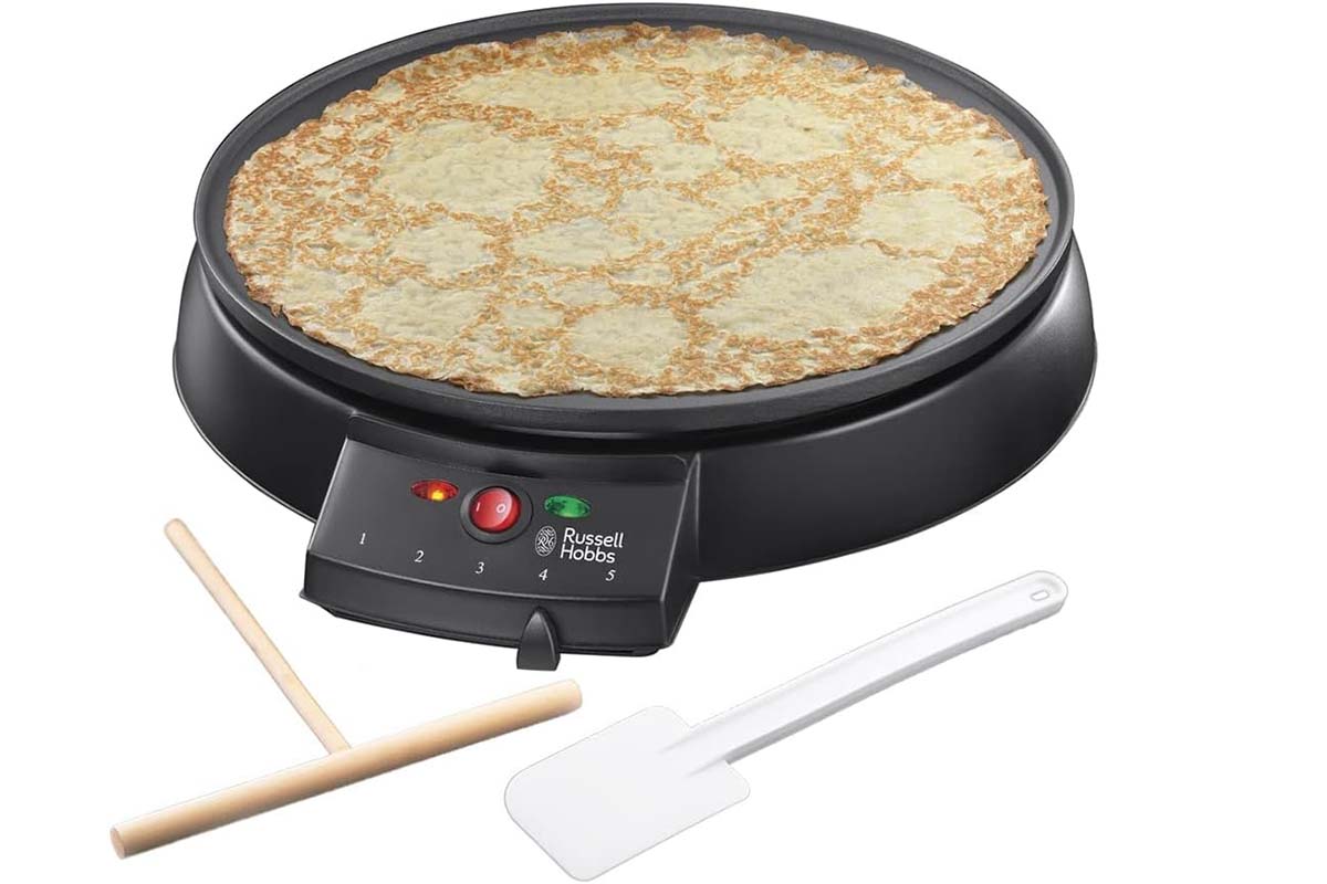 Productshot Crepes Maker, daneben ein Rechen und ein Teigschaber