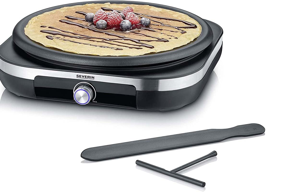 Productshot Crepes Maker, daneben ein Rechen und ein Teigschaber