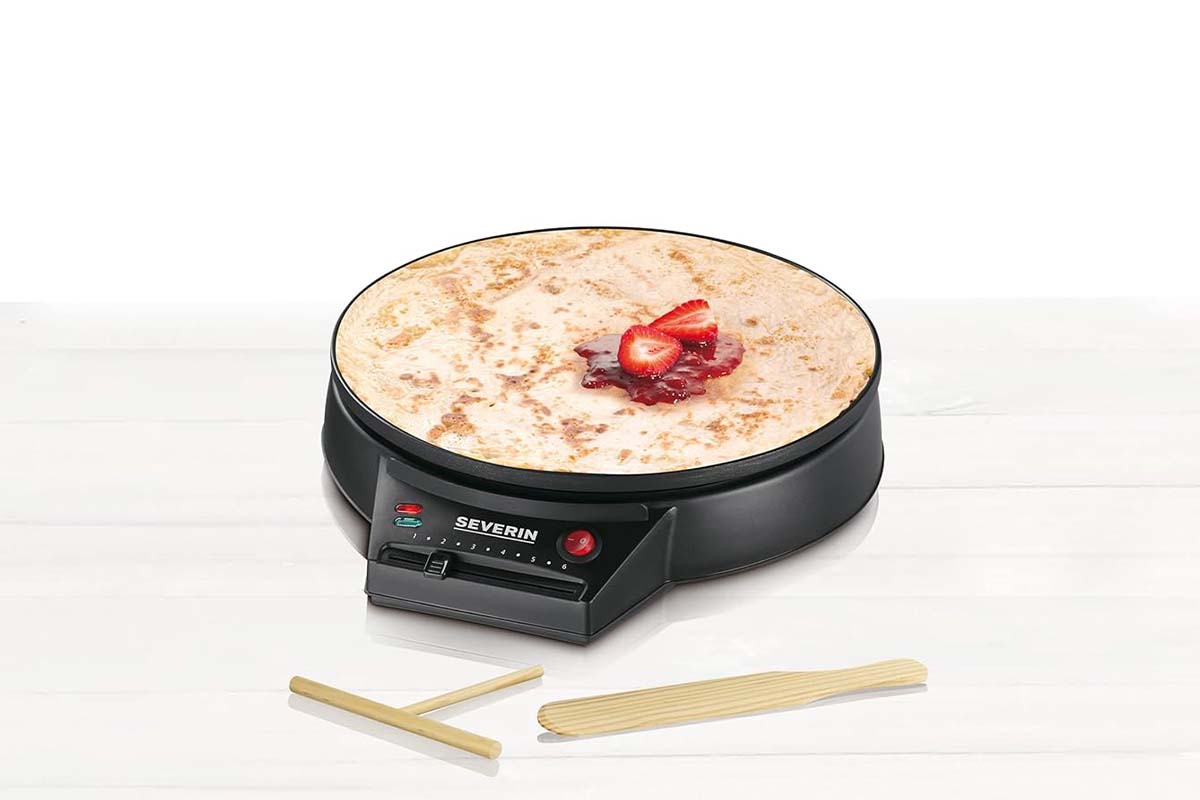 Productshot Crepe Maker, daneben zwei Holz-Stäbe