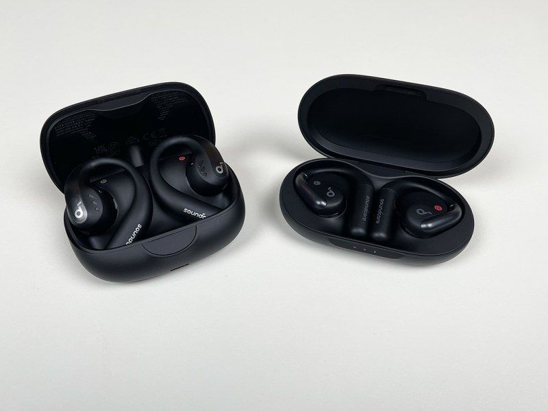 Nebeneinander fotografiert: AeroFit und AeroFit Pro in ihren Ladecases vor weißem Hintergrund.