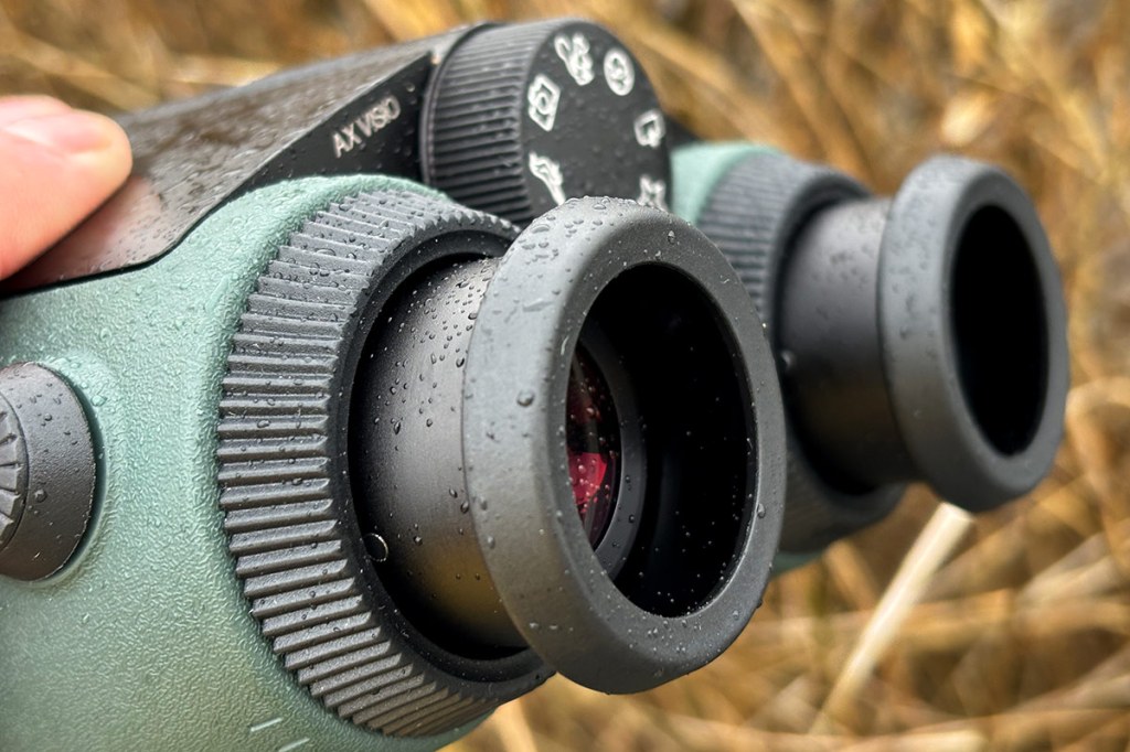 Das Fernglas Swarovski AX Visio in der Nahaufnahme, man sieht die Augenmuscheln im Detail.