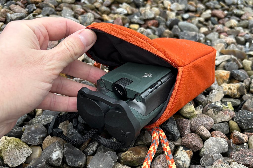 Das Fernglas Swarovski CL Pocket in zusammengefaltetem Zustand in der Tasche.