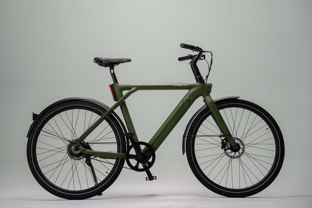 Productshot grünes E-Bike auf grauem Hintergrund