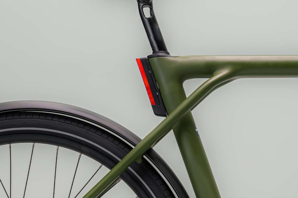 Nahaufnahme Rahmen eines Fahrrads mit Rücklicht