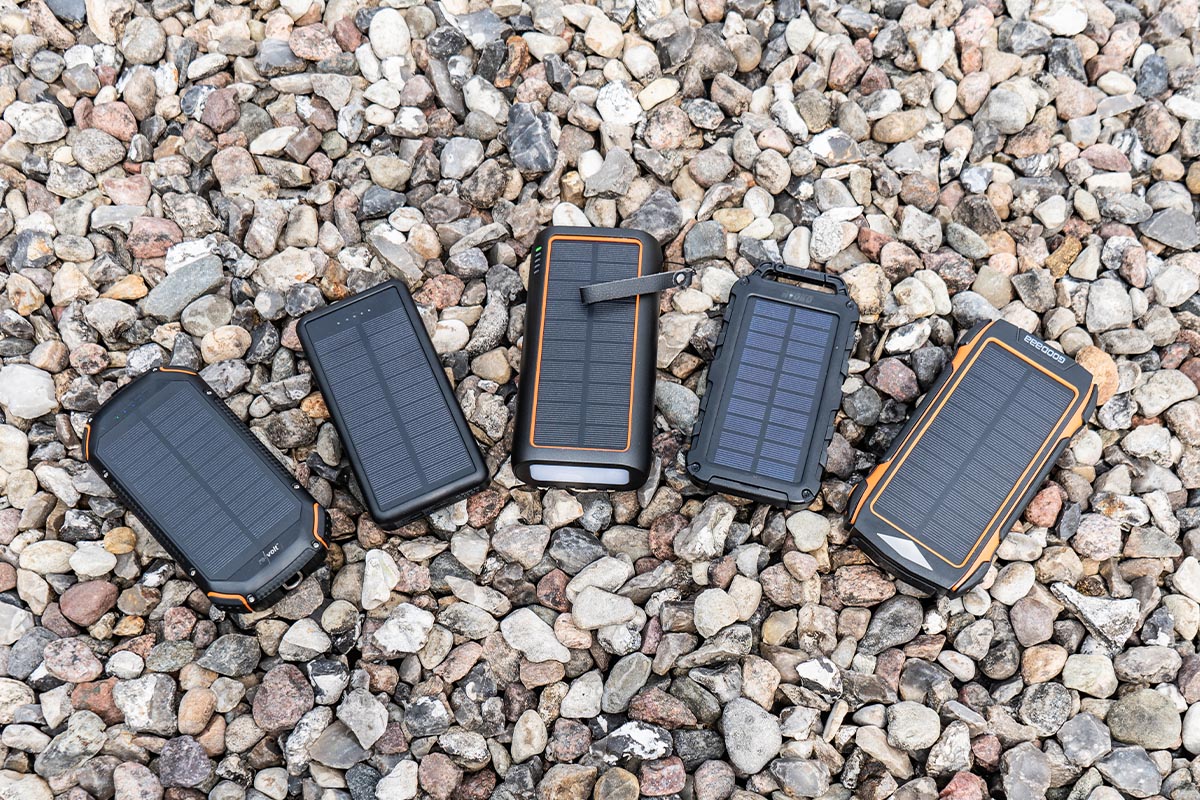 Solar-Powerbanks verschiedener Hersteller auf Steinen.