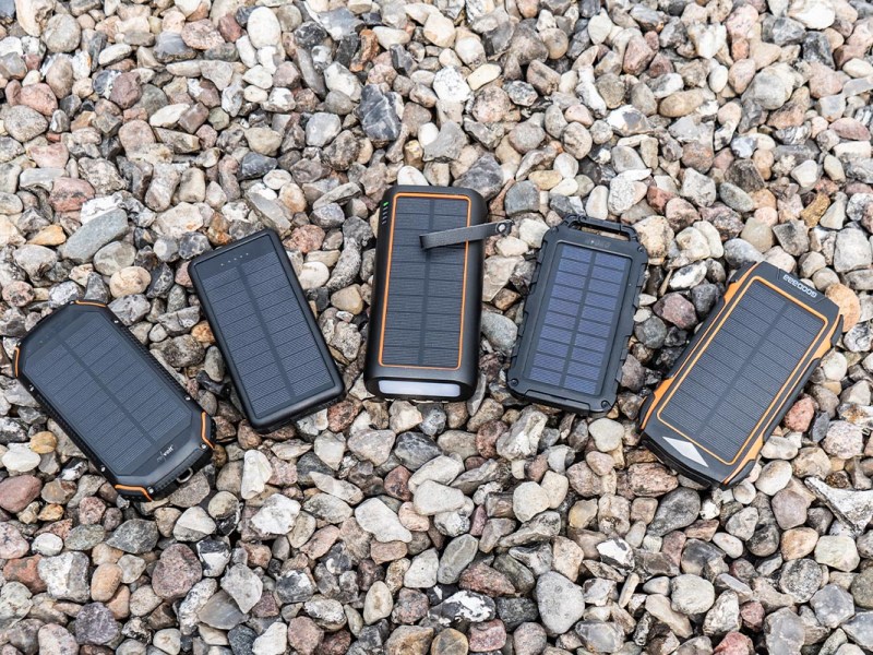 Solar-Powerbanks verschiedener Hersteller auf Steinen.