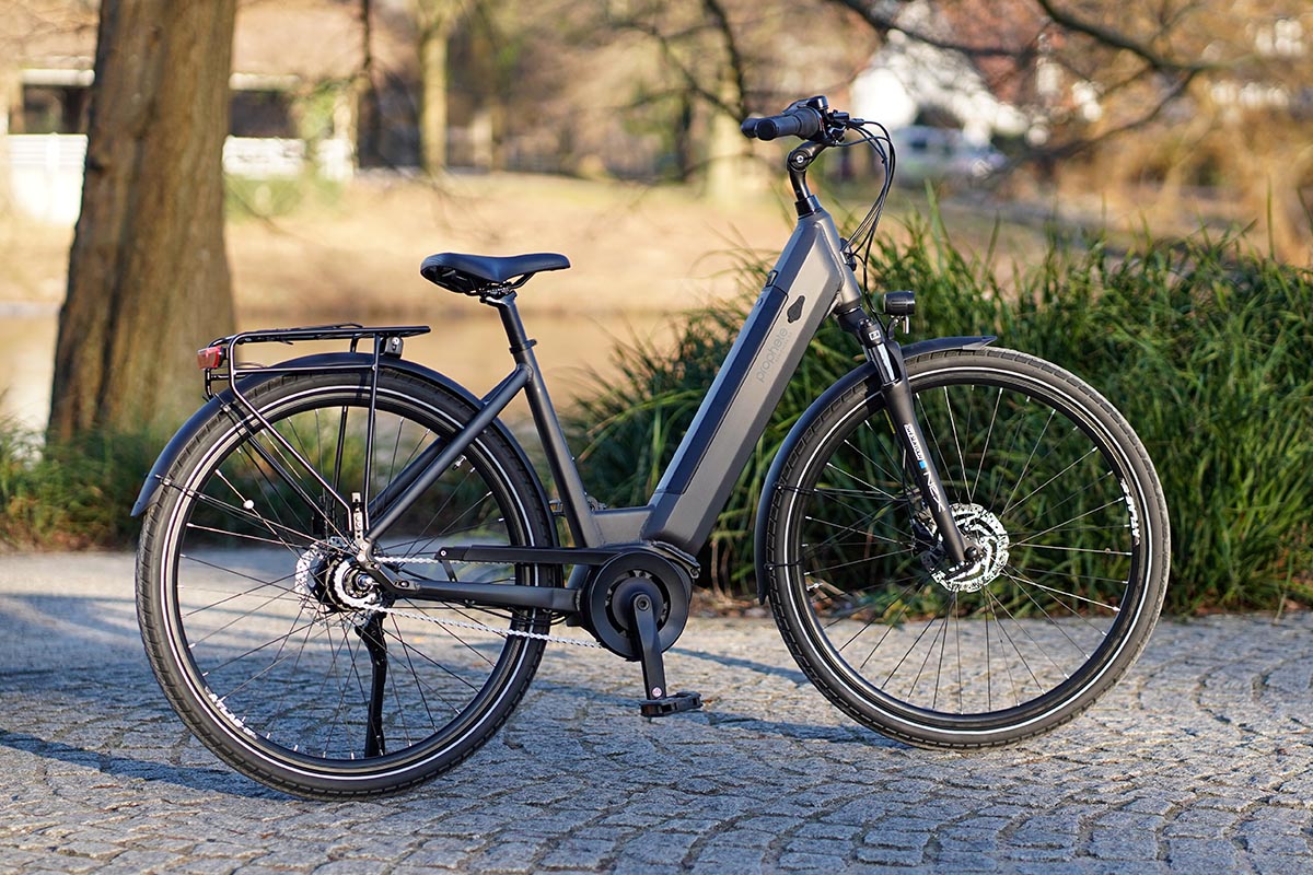 E-Bike auf Pflastersteinen im Sonnenschein.