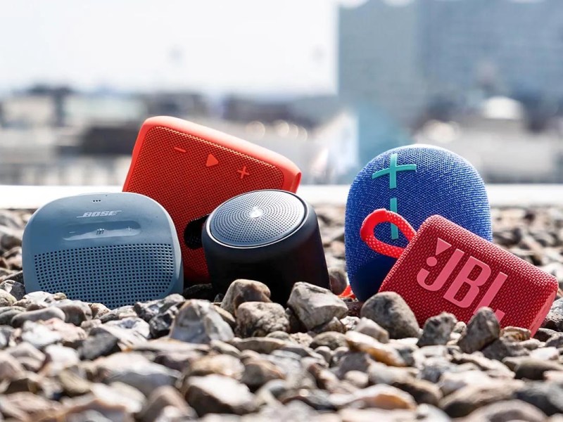 Fünf Bluetooth-Boxen auf Steinen.
