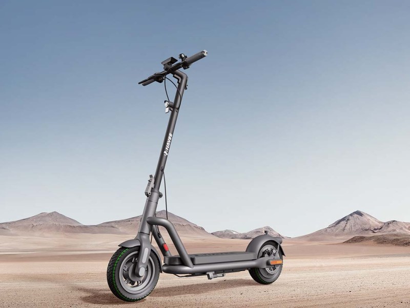 E-Scooter, im Hintergrund sieht man Wüstenlandschaft