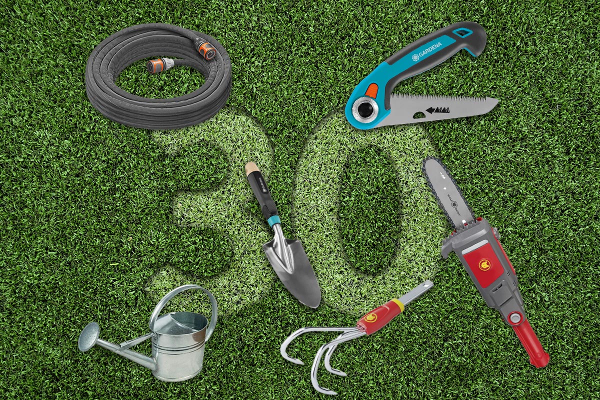 Gartengeräte verschiedener Hersteller auf einer Rasenfläche.