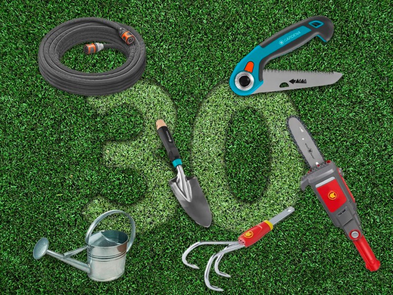 Gartengeräte verschiedener Hersteller auf einer Rasenfläche.