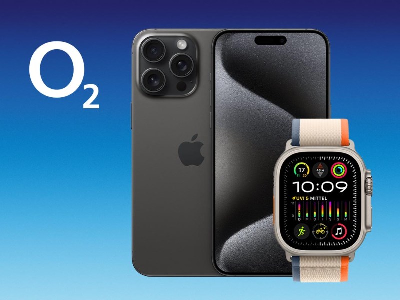 iPhone 15 Pro Max und Apple Watch Ultra 2 vor blauem Hintergrund