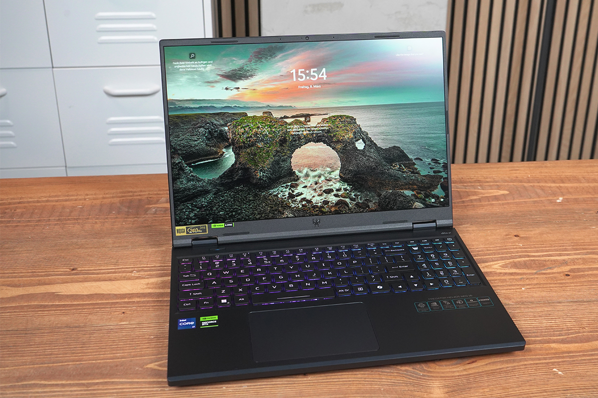 Das Gaming-Notebook Acer Predator Helios Neo 16 von vorne auf einem Holztisch fotografiert.