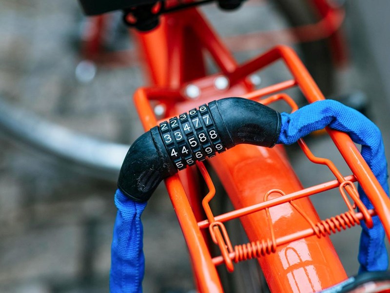 Fahrradschloss am Gepäckträger eines Fahrrads.